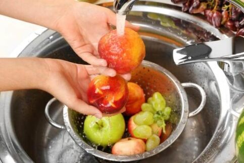 fruit wassen om het verschijnen van parasieten in het lichaam te voorkomen