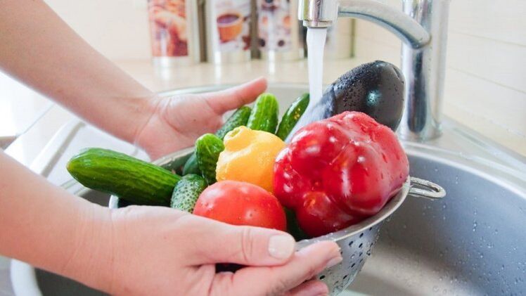 groenten en fruit wassen als preventieve maatregel tegen parasieten